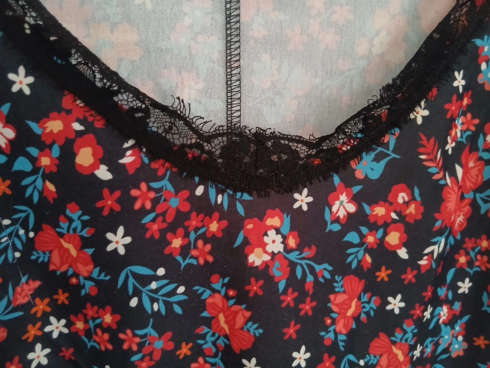 Top fluido con estampado floral estilo bohemio con detalles de encaje – Talla L – photo 3